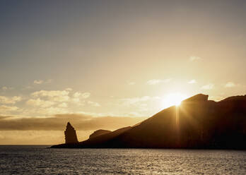 Pinnacle Rock auf der Insel Bartolome bei Sonnenaufgang, Galapagos, UNESCO-Weltkulturerbe, Ecuador, Südamerika - RHPLF11672