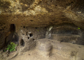 Höhle in Asilo de la Paz, Hochland der Insel Floreana (Charles), Galapagos, UNESCO-Weltkulturerbe, Ecuador, Südamerika - RHPLF11687