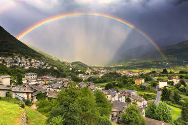 Regenbogen über dem Tal, Valtellina, Lombardei, Italien, Europa - RHPLF11696