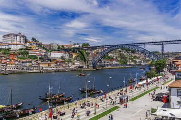 Blick auf die Dom-Luis-I-Brücke über den Fluss Douro und die Uferpromenade von Vila Nova de Gaia mit den Weinschiffen von Porto und Blick auf Ribeira, Porto, Portugal, Europa - RHPLF11703