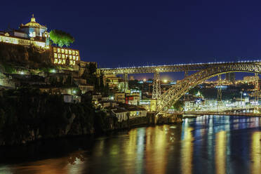 Blick auf das Kloster des Heiligen Augustinus von Serra do Pilar und die Dom-Luis-Brücke über den Fluss Douro bei Nacht, Porto, Portugal, Europa - RHPLF11704