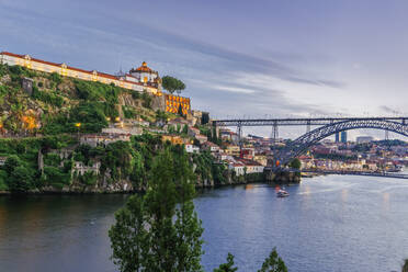 Blick auf das Kloster des Heiligen Augustinus von Serra do Pilar und die Dom-Luis-Brücke über den Fluss Douro in den Abendstunden, Porto, Portugal, Europa - RHPLF11706