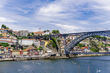 Blick auf die Brücke Dom Luis I. über den Fluss Douro und die Ribeira-Ansicht mit traditionellen Gebäuden und der Standseilbahn von Guindais, Porto, Portugal, Europa - RHPLF11708