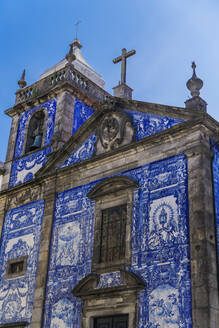 Fassade der Kapelle der Seelen, bedeckt mit blau und weiß bemalten Keramikfliesen, Capela das Almas Kirche, Porto, Portugal, Europa - RHPLF11710