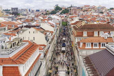 Rua Augusta vom Aussichtspunkt Arco und der Fußgängerzone aus gesehen, mit traditionellen Gebäuden und dem Santa-Justa-Aufzug zur Linken, Lissabon, Portugal, Europa - RHPLF11719