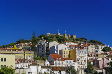 Außenansicht der Zinnen des Castelo de Sao Jorge (Burg des Heiligen Georg), vom Stadtzentrum aus gesehen, Lissabon, Portugal, Europa - RHPLF11720