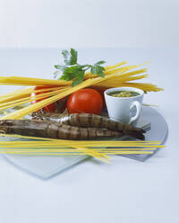 Nahaufnahme von Zutaten zum Kochen von Spaghetti mit Garnelen und Pesto auf dem Tisch - PPXF00284