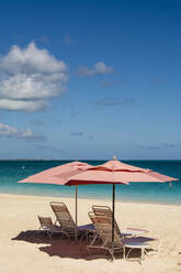 Sonnenschirme am Strand von Grace Bay, Providenciales, Turks- und Caicosinseln, Westindische Inseln, Mittelamerika - RHPLF11730