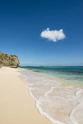 Secret Cave Beach, Mittel-Caicos, Turks- und Caicosinseln, Westindische Inseln, Mittelamerika - RHPLF11733