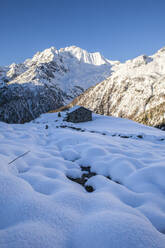 Steinhütte am Fuße des verschneiten Monte Vazzeda, Alpe dell'Oro, Valmalenco, Valtellina, Provinz Sondrio, Lombardei, Italien, Europa - RHPLF11790