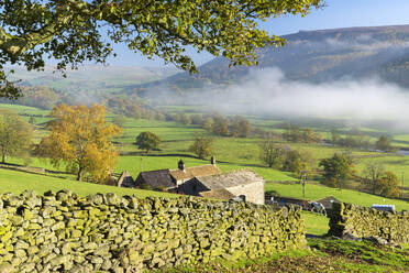 Nebel um Simons Seat und entlang des Flusses Wharfe in Wharfedale, The Yorkshire Dales, Yorkshire, England, Vereinigtes Königreich, Europa - RHPLF11798