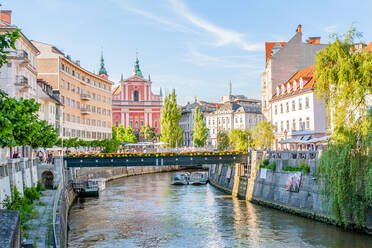 Blick entlang der Save auf die rosa Franziskanerkirche aus dem 17. Jahrhundert, Ljubljana, Slowenien, Europa - RHPLF11801