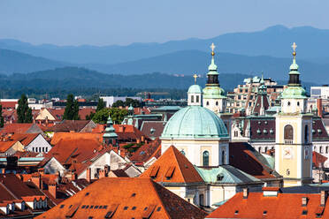 Dächer der Stadt mit Bergen, Ljubljana, Slowenien, Europa - RHPLF11802