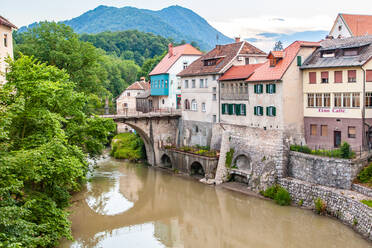 Häuser entlang eines Flusses, Dorf Skofja Loka, in der Nähe von Ljubljana, Slowenien, Europa - RHPLF11803