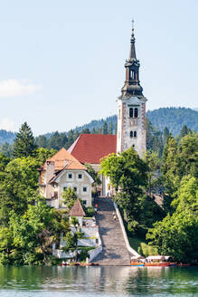 Die Wallfahrtskirche Mariä Himmelfahrt (Our Lady of the Lake), gelegen auf einer Insel im Bleder See, Slowenien, Europa - RHPLF11807