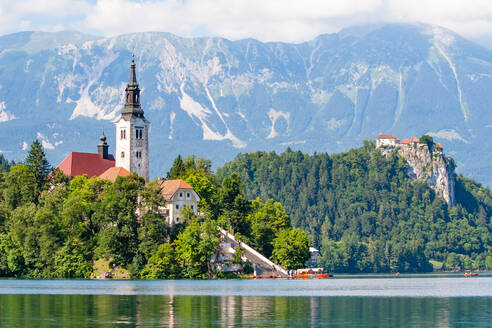 Winzige Insel mit einer Kirche, einem Schloss auf einem Felsen und Blick auf die Berge, Bleder See, Slowenien, Europa - RHPLF11812
