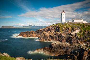 Seelandschaft mit Leuchtturm von Fanad Head an der Küste der Grafschaft Donegal, Region Ulster, Republik Irland, Europa - RHPLF11820