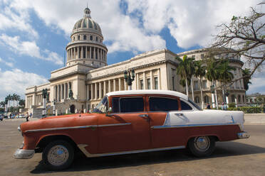 Ein rot-weißes amerikanisches Auto vor El Capitolio in Havanna, Kuba, Westindien, Karibik, Mittelamerika - RHPLF11822