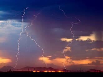 Drei Blitze schlagen in der Nähe des Kernkraftwerks Palo Verde in Wintersburg Arizona während der Monsunzeit 2012 ein, Arizona, Vereinigte Staaten von Amerika, Nordamerika - RHPLF11827