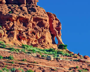 Eine berühmte Felsbogenformation in Sedona auf dem Gipfel des Mitten Ridge, bekannt als Elephant Head Arch, Arizona, Vereinigte Staaten von Amerika, Nordamerika - RHPLF11833