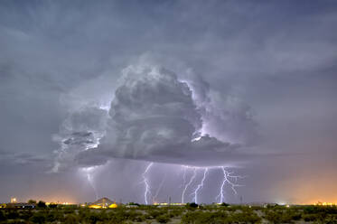 Eine isolierte Gewitterzelle, beleuchtet vom Mondlicht während der Monsunzeit 2015, Arizona, Vereinigte Staaten von Amerika, Nordamerika - RHPLF11837