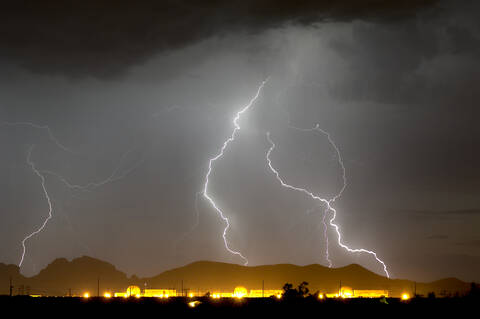 Nuclear Lightning, ein Blitzeinschlag in der Nähe eines Kernkraftwerks in Wintersburg während der Monsunzeit 2015, Arizona, Vereinigte Staaten von Amerika, Nordamerika, lizenzfreies Stockfoto