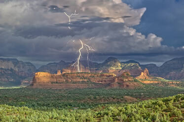 Red Rock Wilderness Lightning, ein morgendliches Gewitter über der Secret Red Rock Mountain Wilderness in Sedona, Arizona, Vereinigte Staaten von Amerika, Nordamerika - RHPLF11839