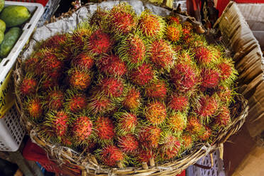 Rambutan, eine beliebte tropische Frucht, benannt nach dem malaiischen Wort für haarig, Zentralmarkt, Stadtzentrum, Phnom Penh, Kambodscha, Indochina, Südostasien, Asien - RHPLF11841