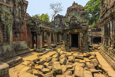 Gopura-Eingang und verwitterte, geschnitzte Sandsteinwände in der buddhistischen Tempelanlage Preah Khan (Prah Khan) aus dem 12. Jahrhundert, Angkor, UNESCO-Weltkulturerbe, Siem Reap, Kambodscha, Indochina, Südostasien, Asien - RHPLF11846