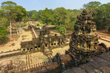 Blick nach Osten von der oberen Terrasse des restaurierten Baphuon-Pyramidentempels aus dem 11. Jahrhundert in der ummauerten Stadt Angkor Thom, Angkor, UNESCO-Weltkulturerbe, Siem Reap, Kambodscha, Indochina, Südostasien, Asien - RHPLF11847