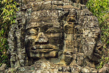 Zwei von vier geschnitzten Gesichtern am Gopura-Eingang des Banteay Kdei-Tempels aus dem 12. Jahrhundert im alten Angkor, Angkor, UNESCO-Weltkulturerbe, Siem Reap, Kambodscha, Indochina, Südostasien, Asien - RHPLF11858