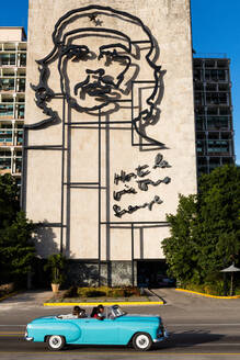 Blauer Cabrio-Oldtimer und Che Guevara-Skulptur, Platz der Revolution, Havanna, Kuba, Westindien, Karibik, Mittelamerika - RHPLF11884