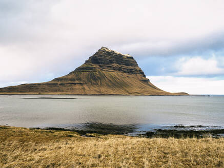 Blick auf den Berg Kirkjufell nahe der Stadt Grundarfjordur im Norden der Halbinsel Snaefellsnes im Westen, Island, Polarregionen - RHPLF11896