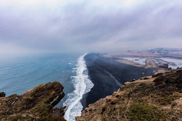 Reynisfjara, ein schwarzer Sandstrand an der Südküste von Island, Polarregionen - RHPLF11913