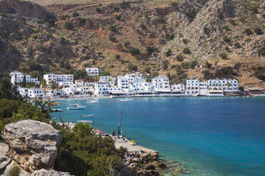 Blick auf das ruhige Wasser des Hafens, Loutro, Chania, Kreta, Griechische Inseln, Griechenland, Europa - RHPLF11923