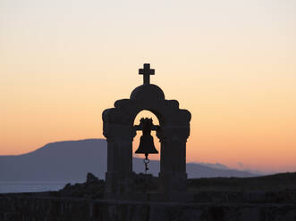 Silhouette des Glockenturms der Kirche auf der Fortezza, Sonnenuntergang, Rethymno (Rethymnon), Kreta, Griechische Inseln, Griechenland, Europa - RHPLF11925