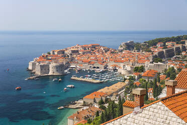 Blick über die Altstadt (Stari Grad), UNESCO-Weltkulturerbe, von einem Hügel über der Adria, Dubrovnik, Dubrovnik-Neretva, Dalmatien, Kroatien, Europa - RHPLF11927