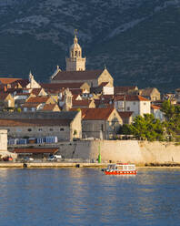 Blick auf die Altstadt bei Sonnenaufgang, Fähre fährt in den Hafen, Korcula Stadt, Korcula, Dubrovnik-Neretva, Dalmatien, Kroatien, Europa - RHPLF11931