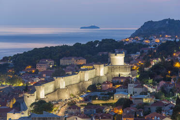 Blick auf die beleuchteten Stadtmauern von oben, Abenddämmerung, dahinter die Adria, Dubrovnik, UNESCO-Weltkulturerbe, Dubrovnik-Neretva, Dalmatien, Kroatien, Europa - RHPLF11932