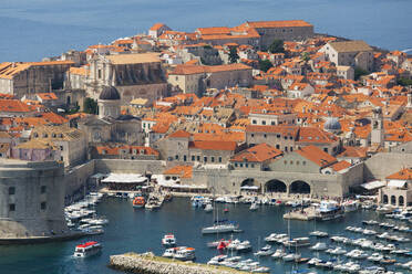 Blick über die Altstadt (Stari Grad), von einem Hügel über dem Adriatischen Meer, Dubrovnik, UNESCO-Weltkulturerbe, Dubrovnik-Neretva, Dalmatien, Kroatien, Europa - RHPLF11934