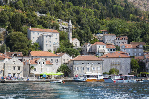 Blick vom Meer auf historische Villen am Wasser mit Blick auf die Bucht von Kotor, Perast, Kotor, UNESCO-Weltkulturerbe, Montenegro, Europa - RHPLF11935