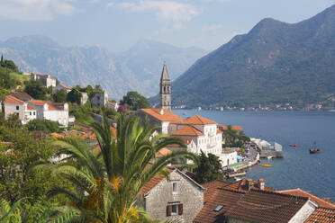 Blick über die Dächer auf die Bucht von Kotor, Glockenturm der Kirche St. Nikolaus (Sveti Nikola), prominent, Perast, Kotor, UNESCO-Weltkulturerbe, Montenegro, Europa - RHPLF11937