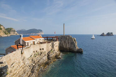 Blick entlang der Klippen auf die venezianische Festung aus dem 16. Jahrhundert mit Blick auf das Adriatische Meer, Petrovac, Budva, Montenegro, Europa - RHPLF11941