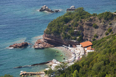 Blick von der Klippe über eine geschützte Bucht mit klarem türkisfarbenem Wasser, Sveti Stefan, Budva, Montenegro, Europa - RHPLF11947