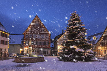 Rathaus und Fachwerkhaus, Marktplatz, Dornstetten, Schwarzwald, Baden Württemberg, Deutschland, Europa - RHPLF11957