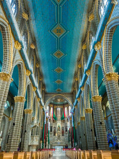 Blauer und goldener Innenraum der Basilika Menor de la Immaculada Concepcion, Jardin, Antioquia, Kolumbien, Südamerika - RHPLF11993