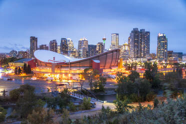 Blick auf den Saddledome und die Skyline der Innenstadt vom Scottsman Hill in der Abenddämmerung, Calgary, Alberta, Kanada, Nordamerika - RHPLF12018