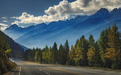 Blick auf die Berge entlang des Trans Canada Highway im Glacier National Park, British Columbia, Kanada, Nordamerika - RHPLF12024