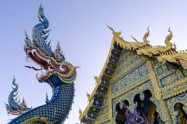 Vordereingang des Wat Rong Suea Ten (Blauer Tempel) in Chiang Rai, Thailand, Südostasien, Asien - RHPLF12029