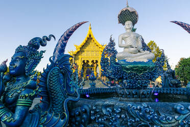 Brunnen und Vordereingang des Wat Rong Suea Ten (Blauer Tempel) in Chiang Rai, Thailand, Südostasien, Asien - RHPLF12031